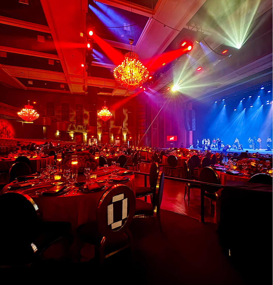 Outdoor ceremony setup at Schnebly Redland’s Winery surrounded by lush tropical greenery, wooden chairs, and a geometric arch at the aisle front
